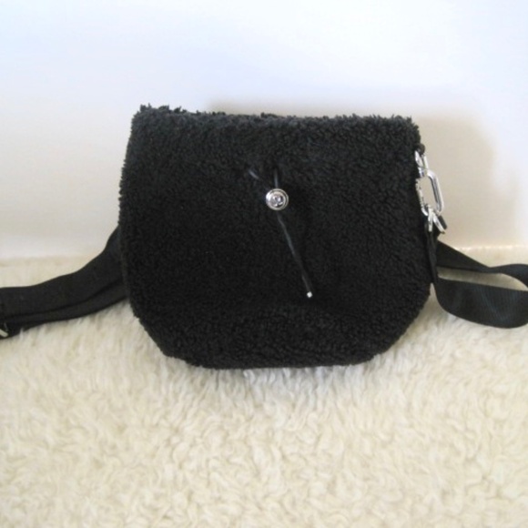 Lulu Lemon Crossbody Fleece Bucket Bag 2.5L - Picture 5 of 14